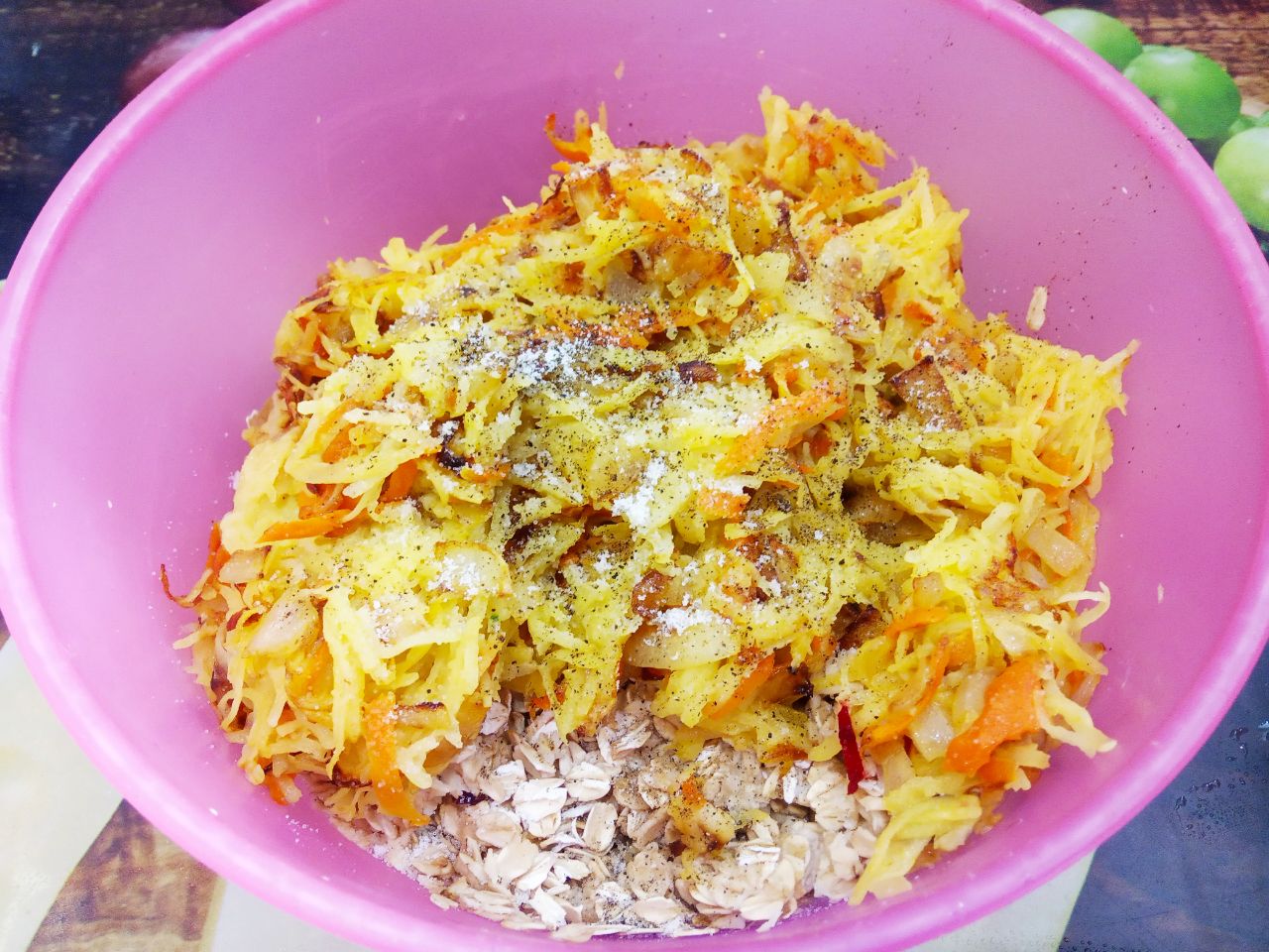 Овощные котлеты с овсяной крупой, вкусные и сытные: Соединяем все подготовленные ингредиенты, перемешиваем и измельчаем блендером. Массу солим и перчим по вкусу,