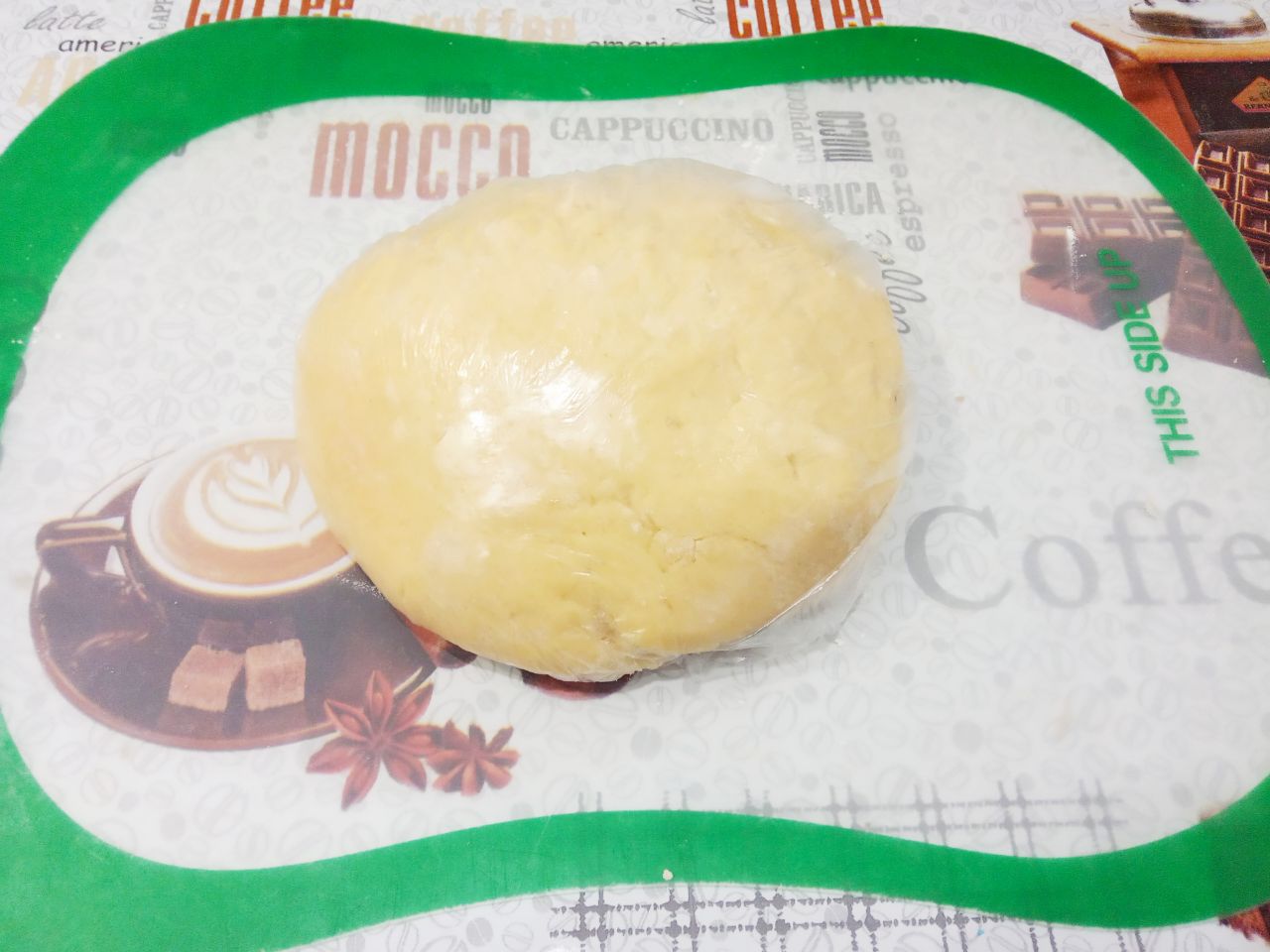Песочный пирог с тушеными яблоками, просто и вкусно: В меньшую часть добавляем оставшуюся столовую ложку муки и вымешиваем тесто.