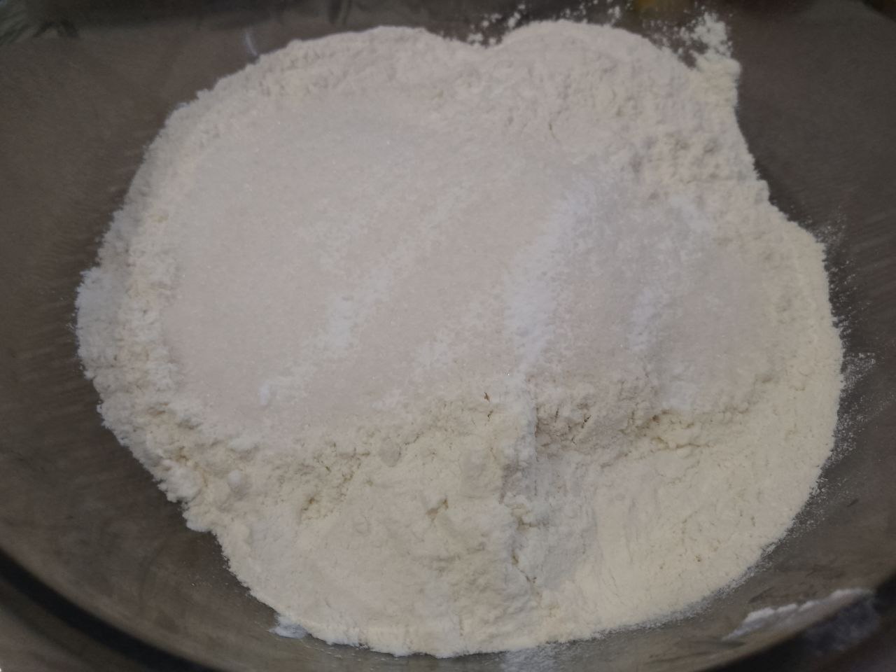 Пирог из песочной крошки, с творожной начинкой и замороженными ягодами: Муку просеиваем через сито, высыпаем сахар и разрыхлитель для теста, перемешиваем.