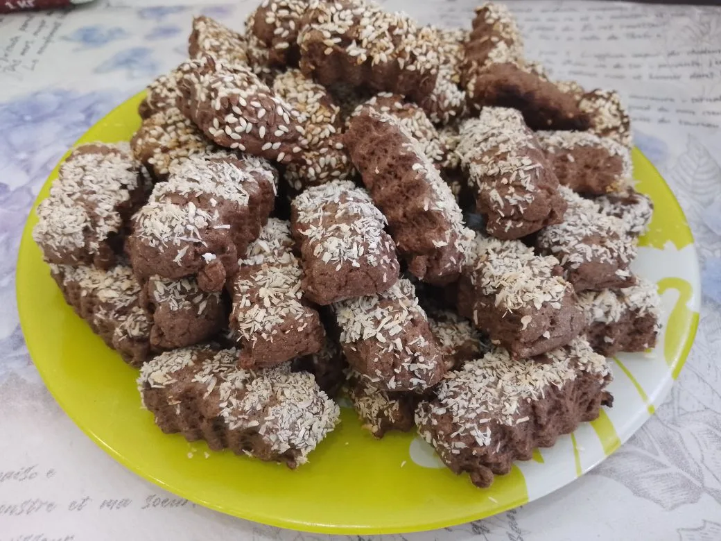 Шоколадное песочное печенье с кунжутом и кокосовой стружкой
