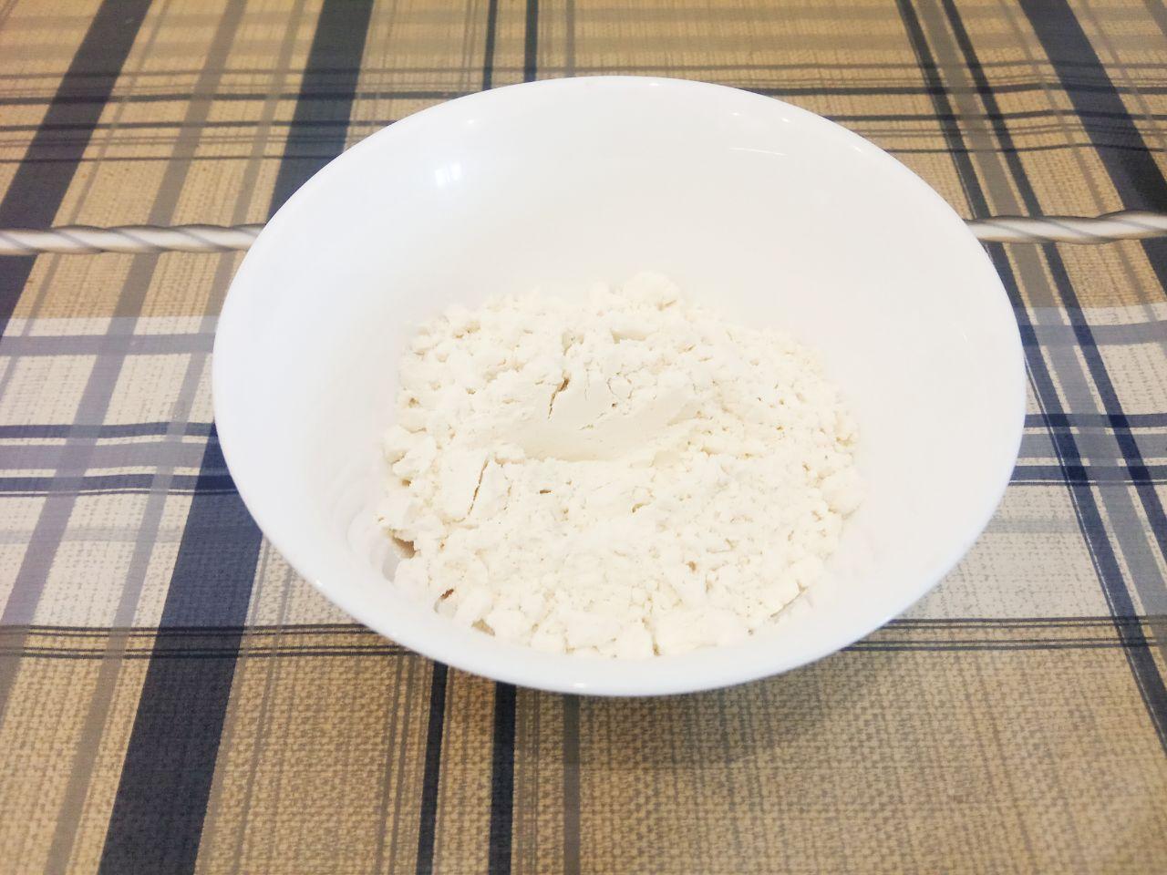 Аппетитная курочка в яично-сырном кляре: Всыпаем в смесь муку и тщательно размешиваем, до исчезновения мучных комочков.