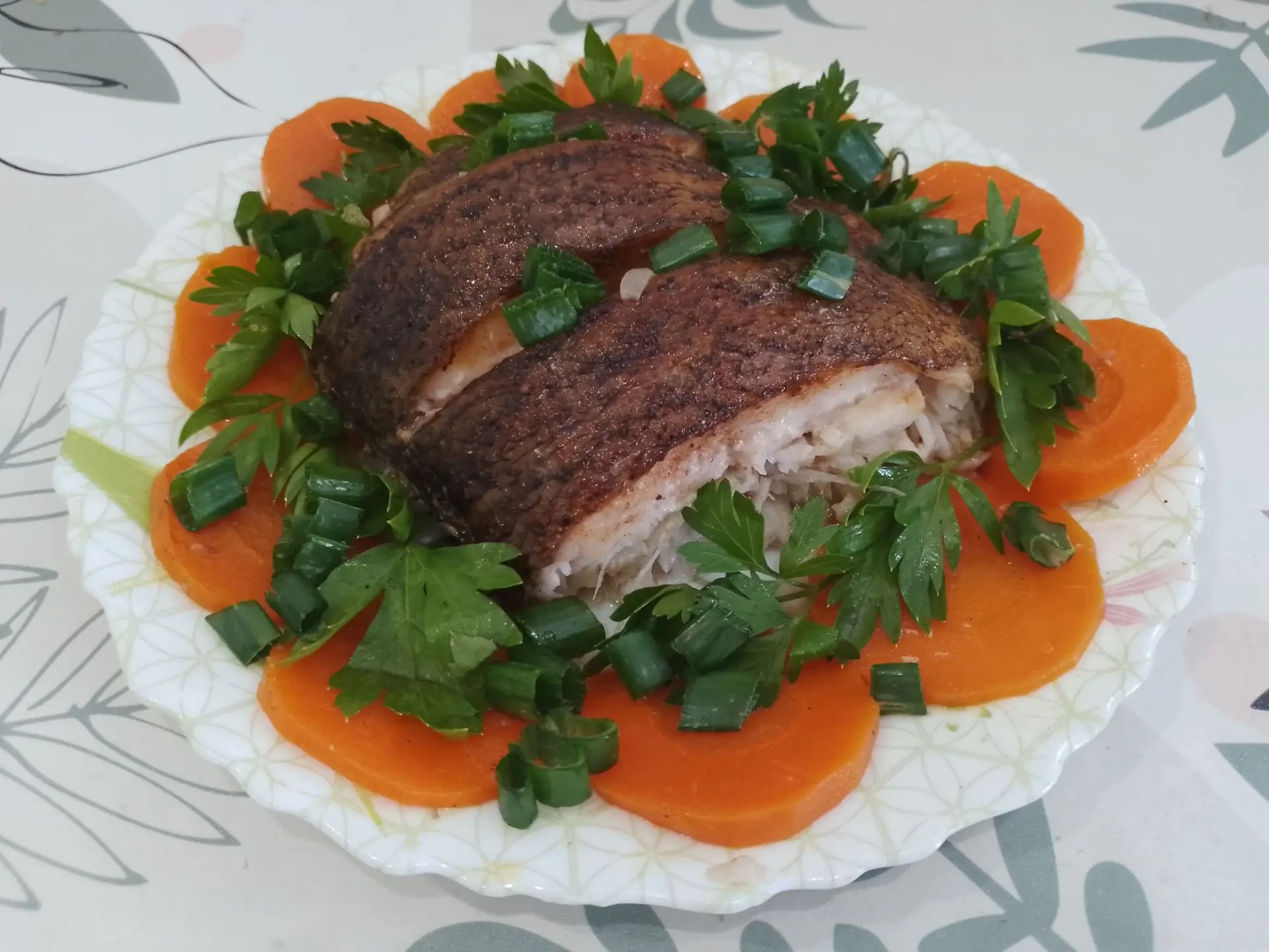 Линь запеченный со специями, в духовке: украшаем рыбу овощами и зеленью