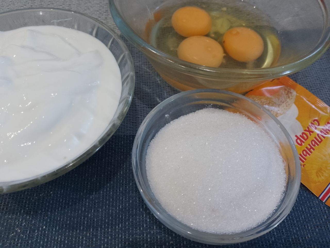 Булочки с начинкой из шоколадной крошки, воздушные и ароматные: В миску или чашу разбиваем яйца, добавляем сметану, сахар и ванильный сахар перемешиваем.