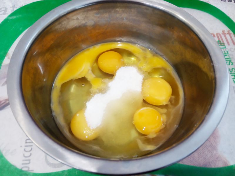 Блины с джемом или сливочным маслом, вкусно и просто: Яйца разбиваем в чашу, добавляем сахар и взбиваем.