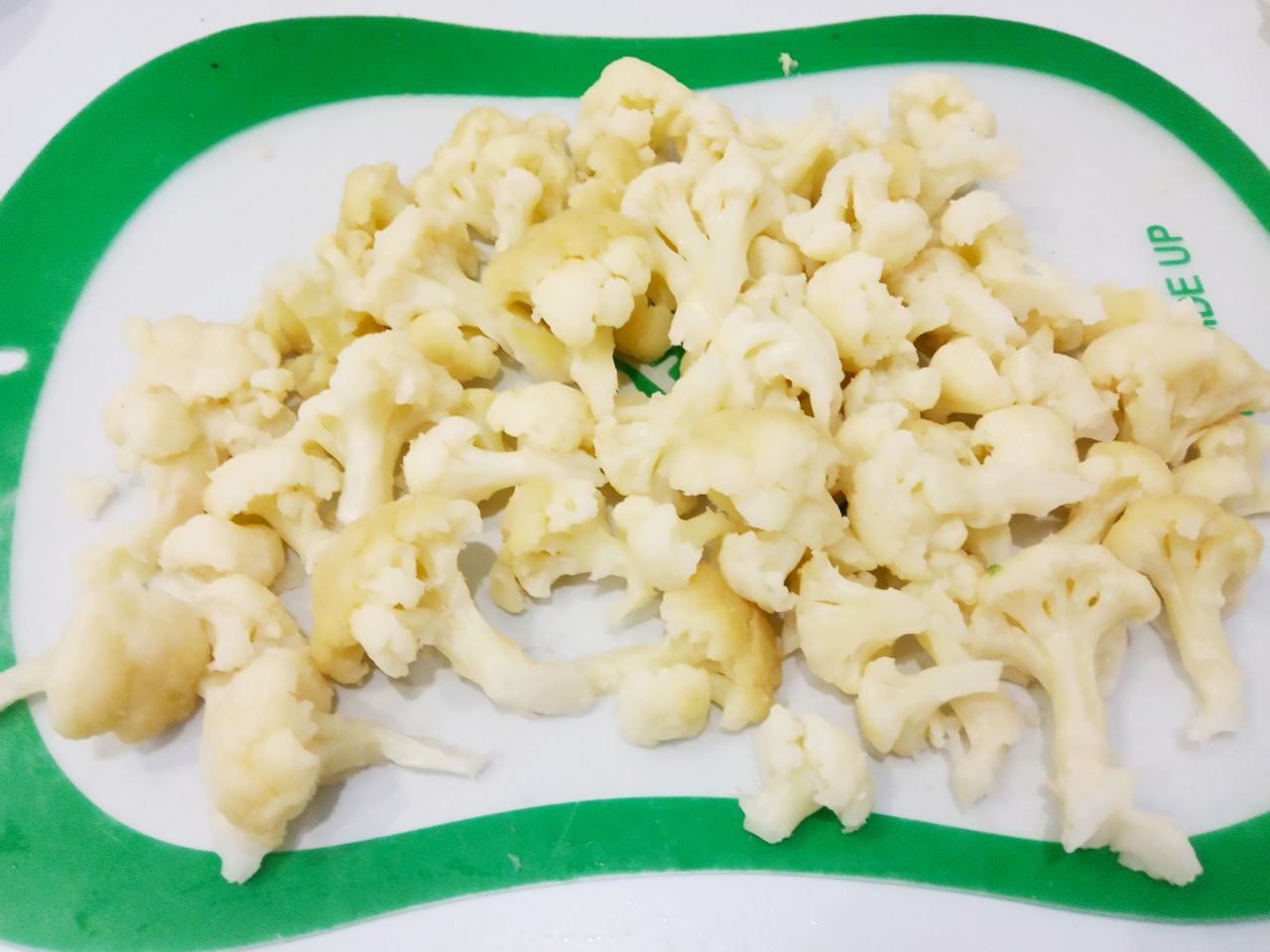 Цветная капуста в кляре, просто и вкусно: Достаем капусту и разделяем на соцветия, если крупные то также разрезаем.