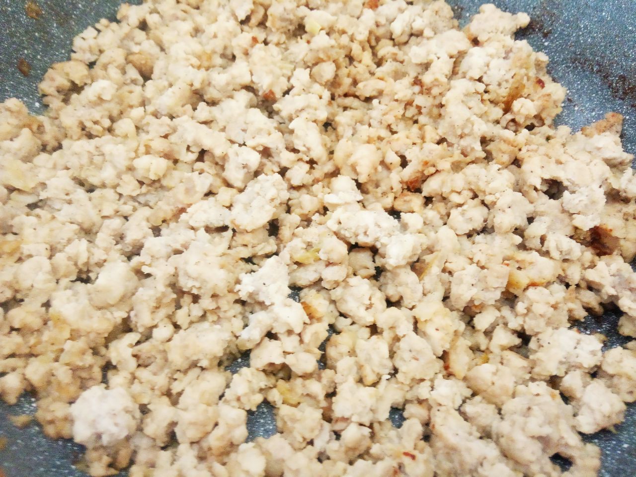Жареные пирожки из творожного теста, с фаршем и луком, вкусные и аппетитные: Кладем фарш, солим и перчим по вкусу, добавляем соевый соус и обжариваем до готовности.