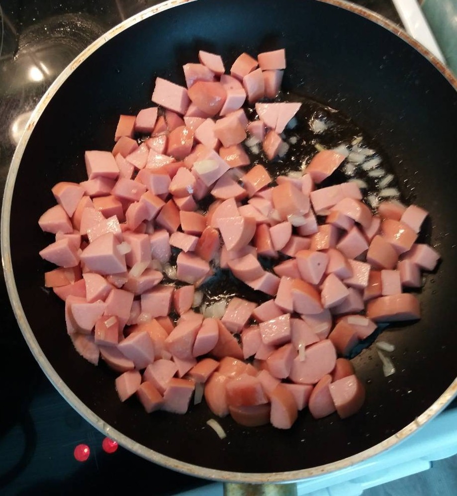 Суп с сардельками и овощами по финскому рецепту: Морковь очищаем от кожуры, промываем водой, нарезаем кубиками и добавляем в суп.