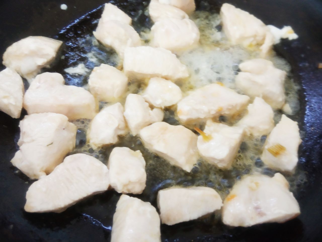 Чечевица тушеная с овощами, полезно и вкусно: Филе промываем водой, просушиваем, разрезаем на небольшие кусочки и обжариваем на растительном масле.