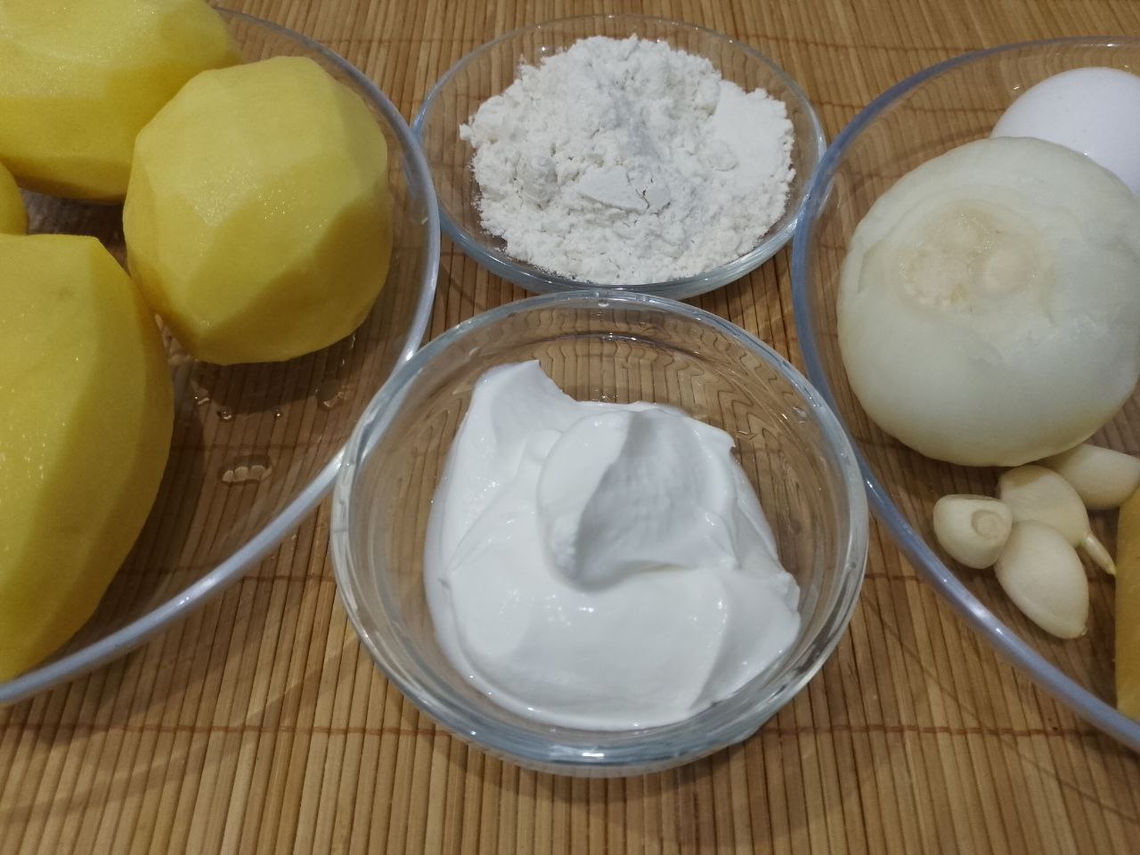 Драники с сыром, яйцом и сметаной