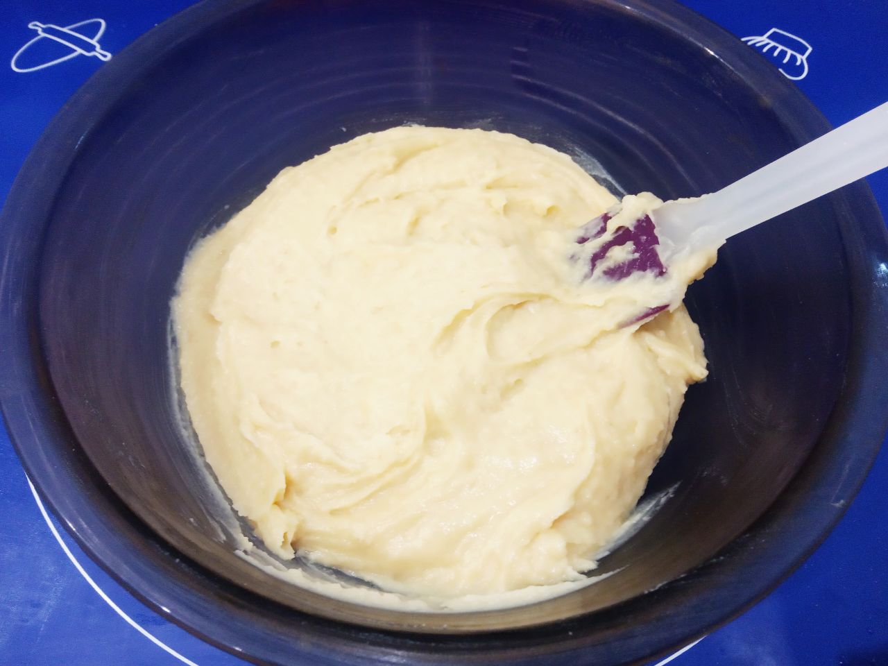 Заварные пирожные с масляным кремом, вкусные и аппетитные: Горячее тесто охлаждаем до 60-70 С и непрерывно взбивая вводиv по одному яйца.
