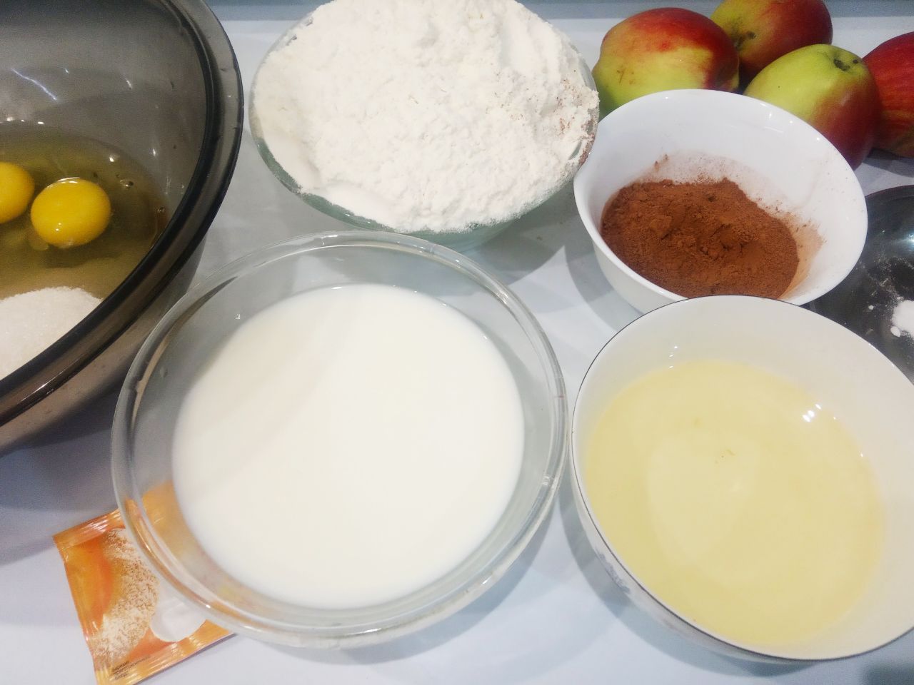 Шоколадный пирог на молоке с яблоками, вкусный и аппетитный