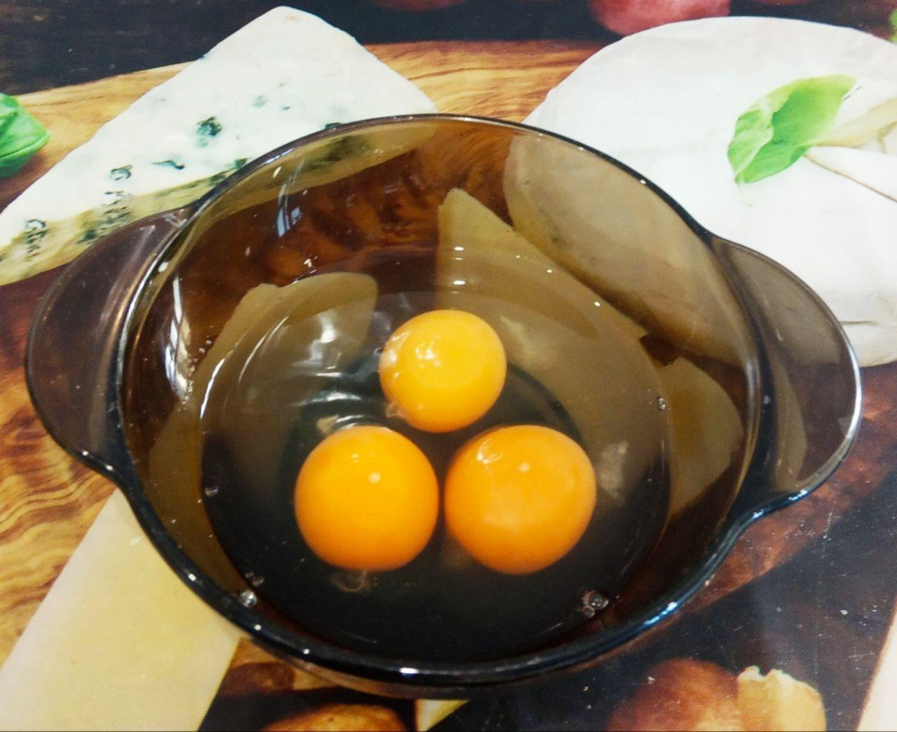 Пряники в молочной глазури, вкусно и аппетитно: Яйца разбиваем в чашу.