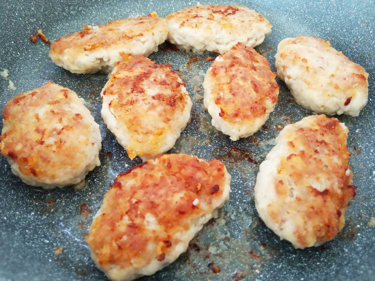 Домашние котлеты из фарша, пюре и сыра, вкусные и сытные: Котлеты обжариваем с двух сторон до готовности под закрытой крышкой.