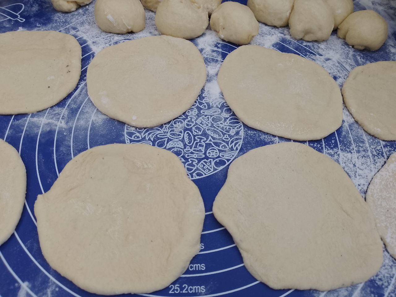 Рогалики из сдобного дрожжевого теста, с начинкой из мака и ягод: Колобки тонко раскатываем.