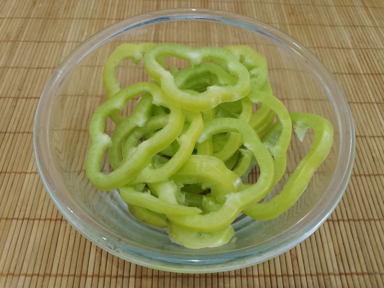 Салат из жареных баклажанов, помидоров, перца, чеснока и зелени, вкусный и аппетитный: Перец у меня крупный, если небольшой то добавляем в салат 2 перца. Перец промываем, удаляем семена и нарезаем