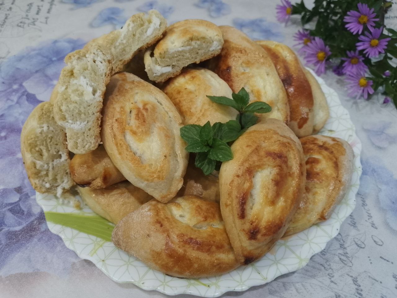 Домашнее рассыпчатое печенье с начинкой из творога: Испеченное печенье выкладываем на блюдо или поднос и подаем к чаю.