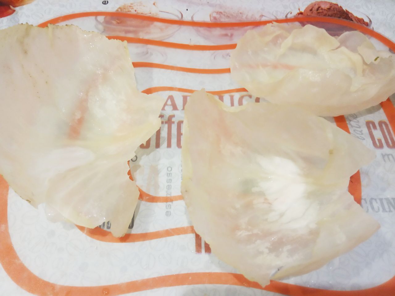 Голубцы из капусты и фарша, в кляре, жареные на сковороде, сытно и вкусно: На половину капустного листа кладем начинку, разравниваем.