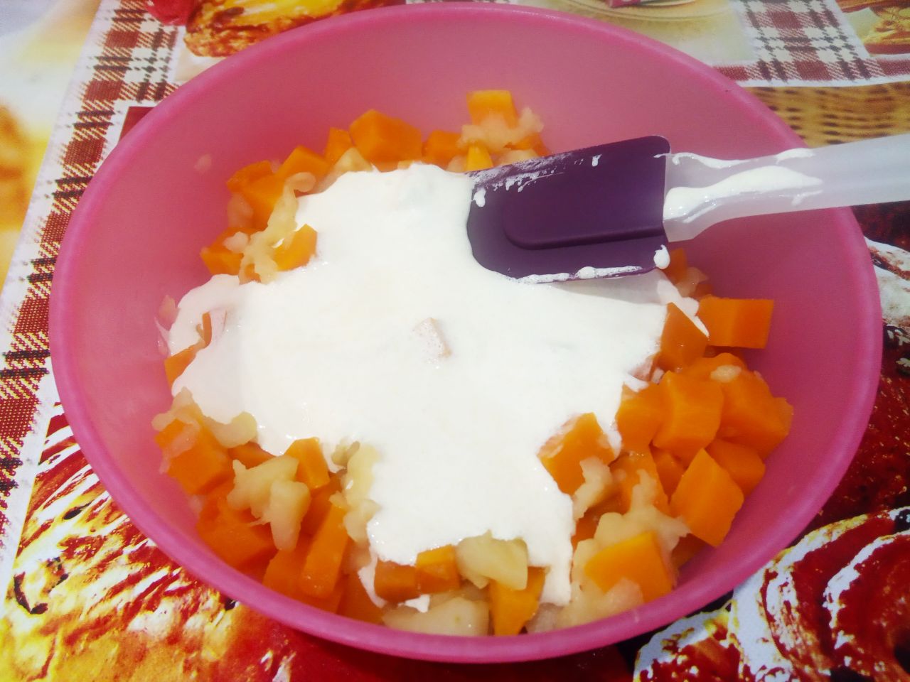 Запеченная тыква с яблоками, виноградом и яйцами, в духовке: В чашу к обжаренным овощам выкладываем взбитые желтки, перемешиваем.