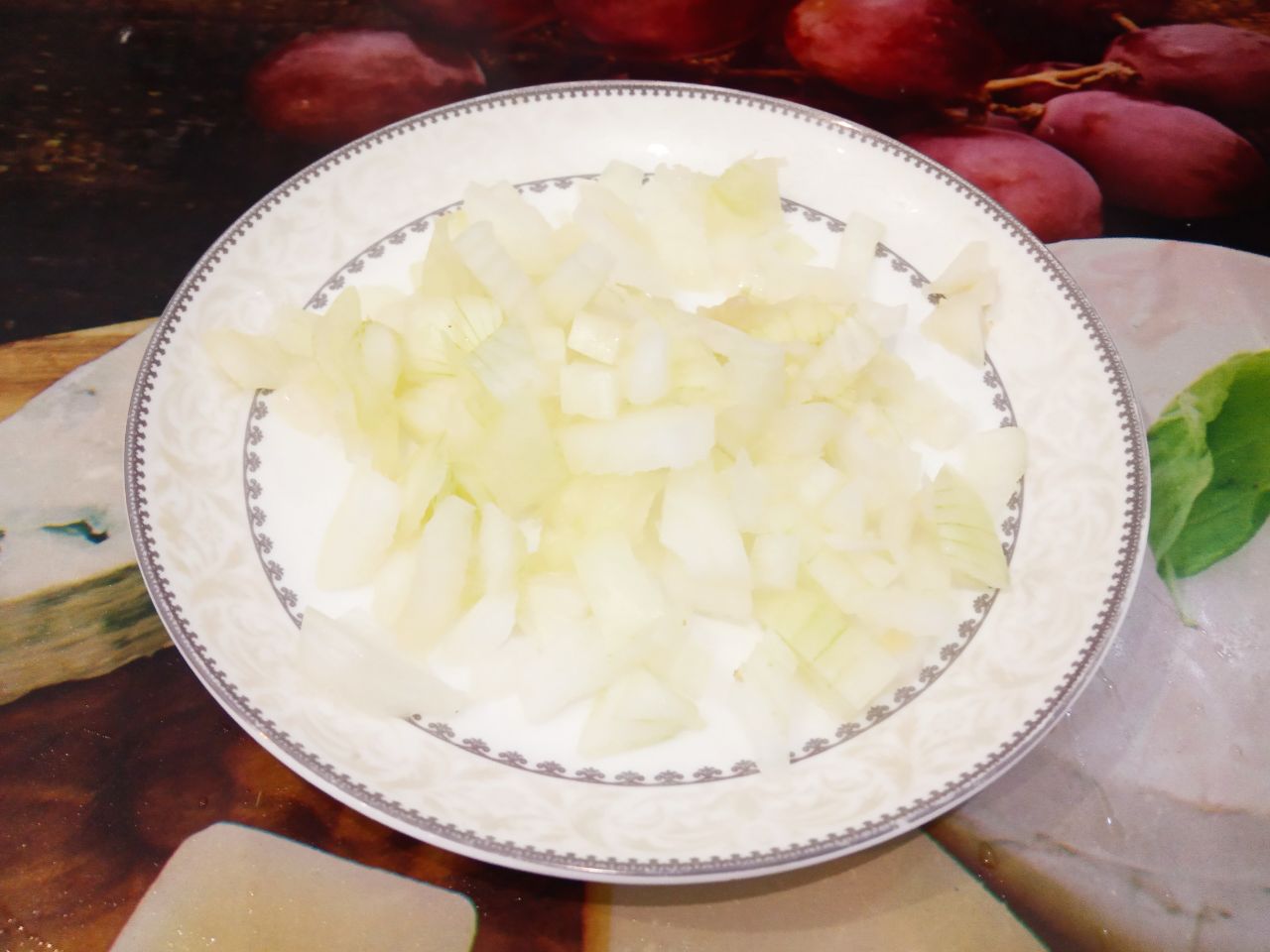 Мясные зразы с грибной начинкой запеченные в духовке, сочные и вкусные: Две луковицы очищаем от шелухи, промываем, одну луковицу пропускаем через мясорубку, другую мелко нарезаем.