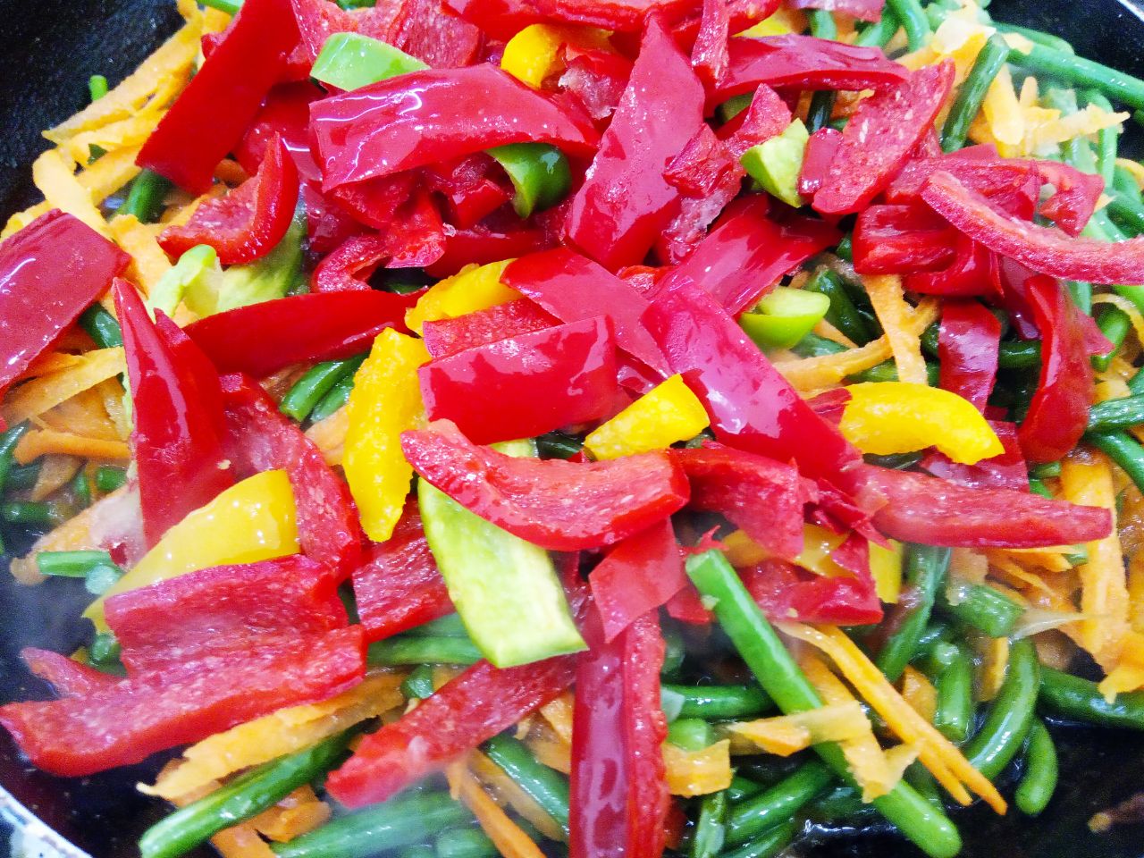 Чесночные стрелки тушеные с овощами, просто и вкусно: Добавляем полоски сладкого перца, томатную пасту, горький перец и соль по вкусу, перемешиваем, тушим около 15