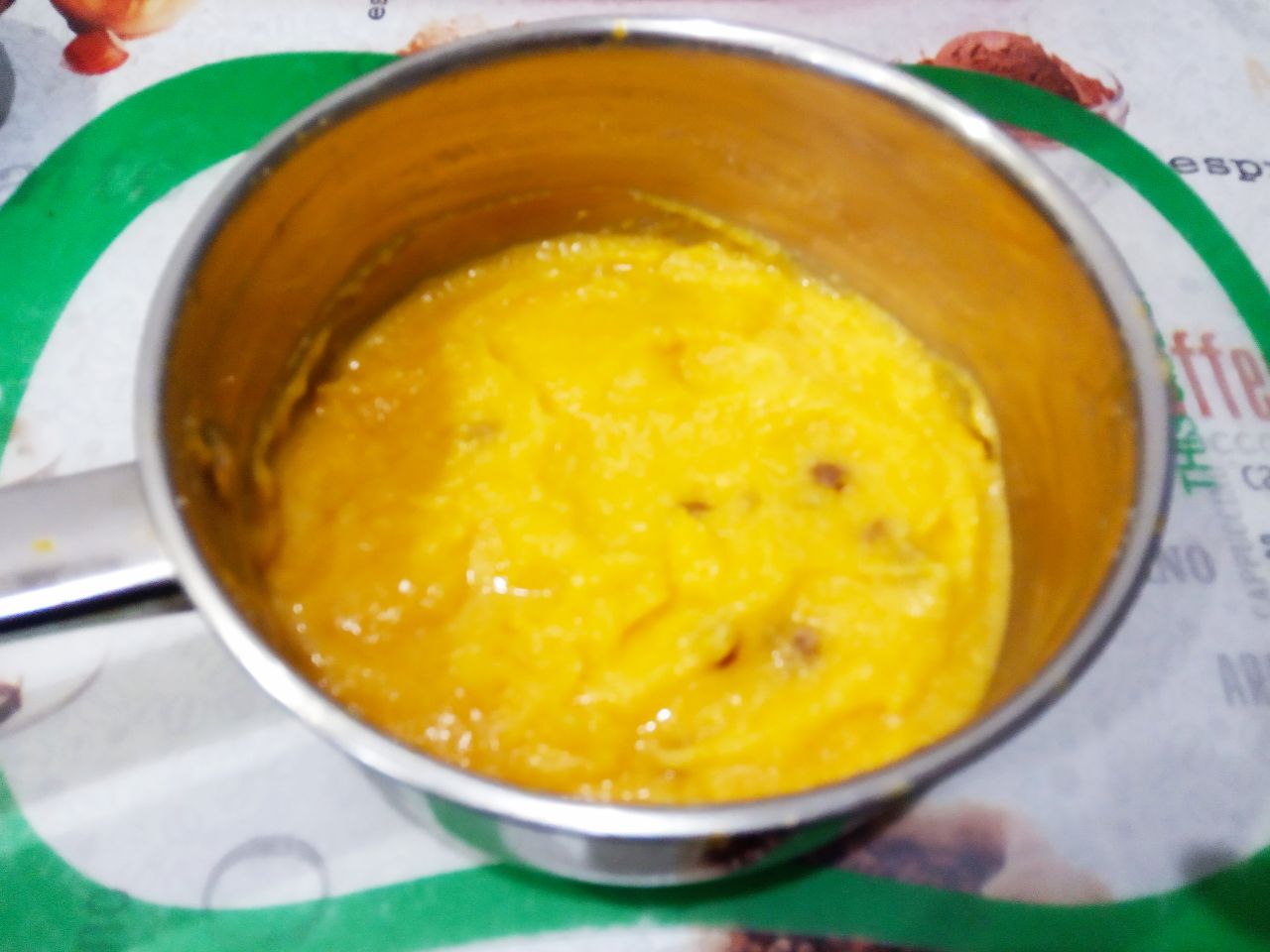Простой рецепт тыквенной каши с манной крупой и изюмом: Снимаем кашу с огня добавляем сливочное масло, размешиваем.