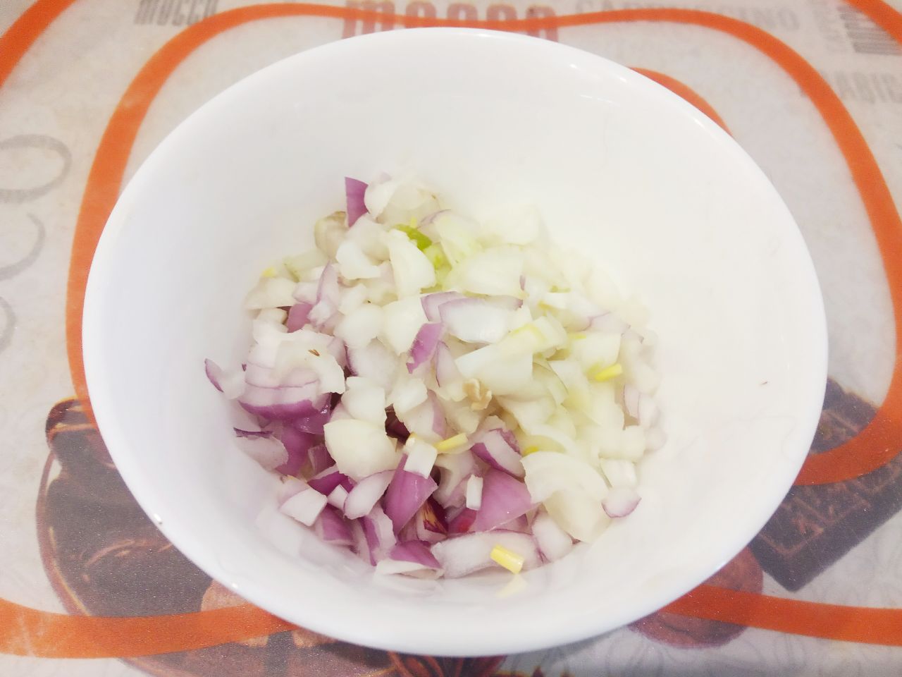 Мясные гнёзда с грибной начинкой, перцем и сыром: Лук очищаем от шелухи, промываем водой, одну луковицу пропускаем через мясорубку или натираем на терке,
