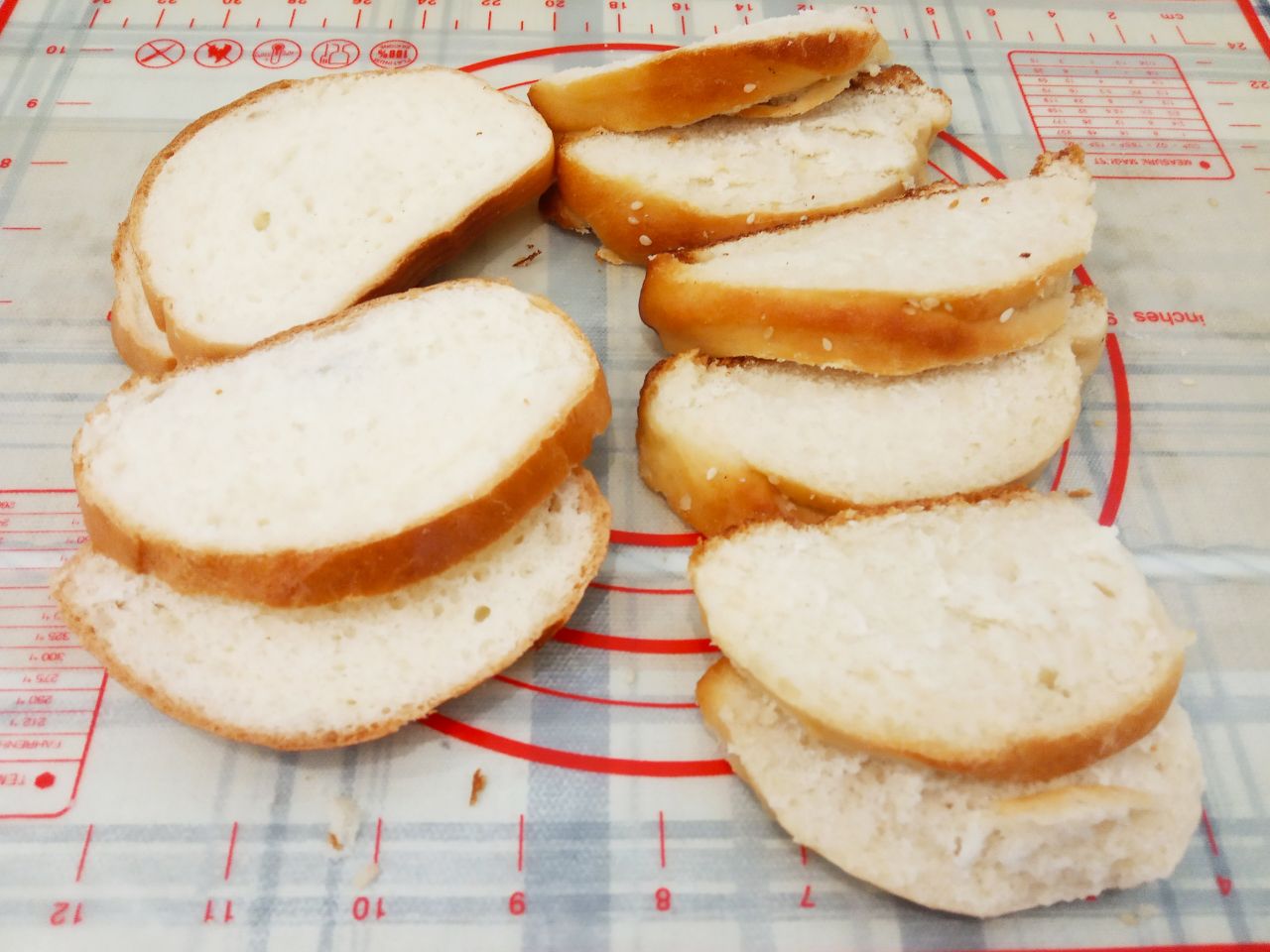 Вкусный и быстрый десерт к чаю: Белый батон нарезаем тонкими ломтиками или покупаем нарезной.