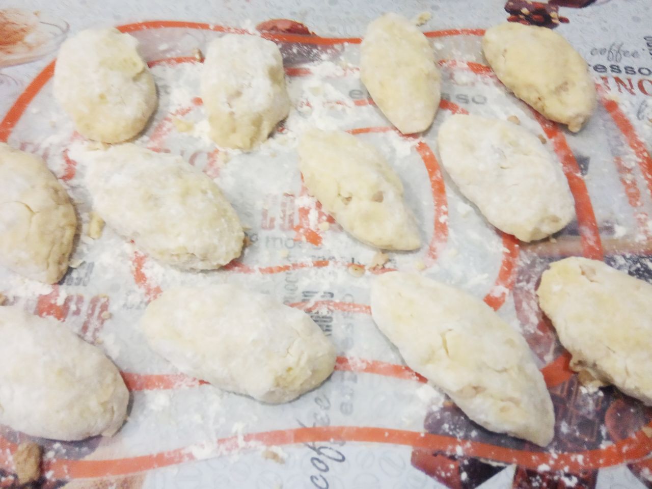 Картофельные пирожки с начинкой из куриного филе и лука: На середину лепешек накладываем начинку и формируем пирожки.
