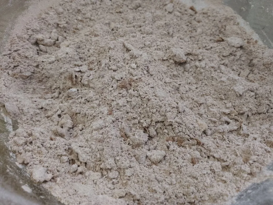 Шоколадное песочное печенье с кунжутом и кокосовой стружкой: Добавляем размягченное сливочное масло в сухую смесь и растираем в крошку.