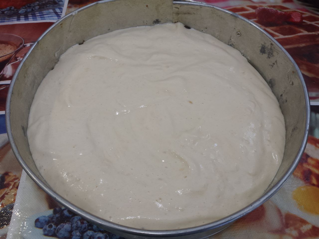 Бисквитный торт с клубникой и взбитыми сливками, нежный и вкусный: Форму застилаем пергаментом и выливаем тесто.