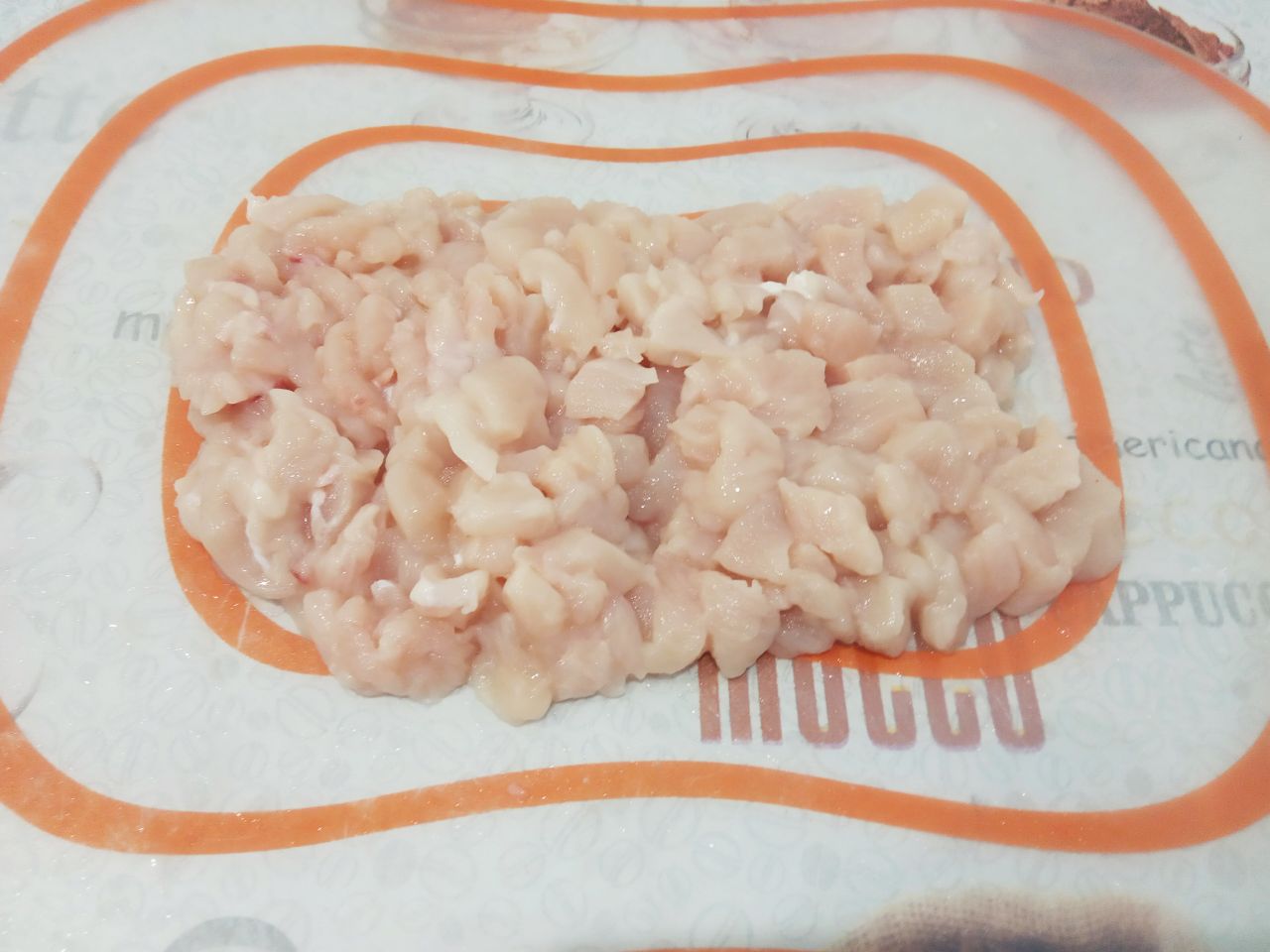 Картофельные гнёзда с мясной начинкой, сладким перцем и сыром: Мясную начинку я приготовила из фарша и куриного филе. Филе промываем, просушиваем и измельчаем.
