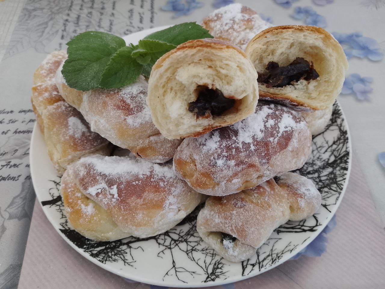 Рогалики из сдобного дрожжевого теста с черносливом