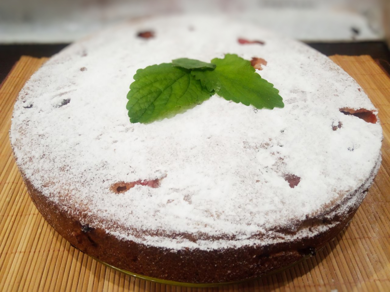 Пирог на молоке, со сливами, простой в приготовлении и вкусный: Охлажденный пирог достаем из формы и посыпаем по желанию сахарной пудрой.