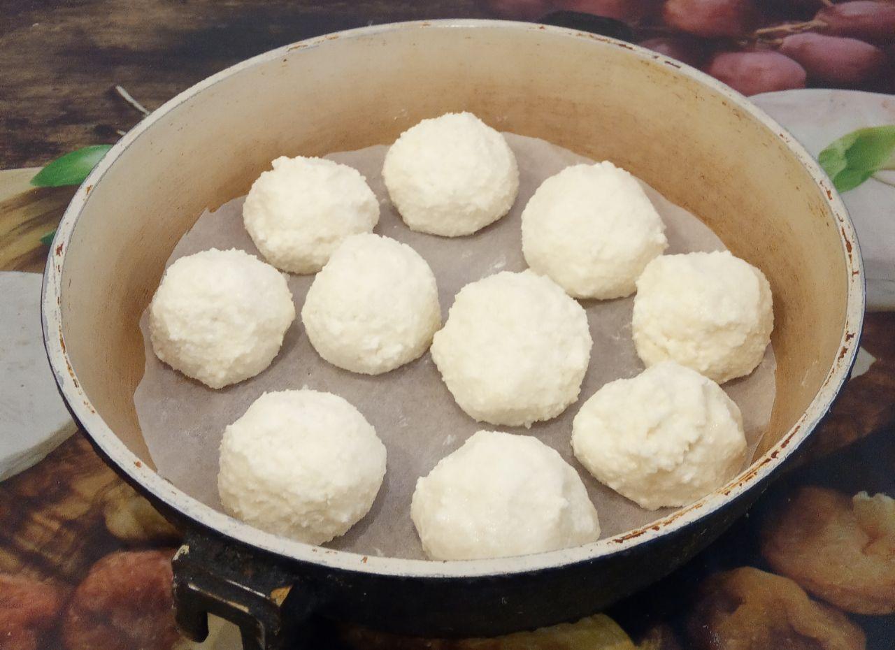 Вкусный шоколадный пирог с начинкой из творожных шариков 