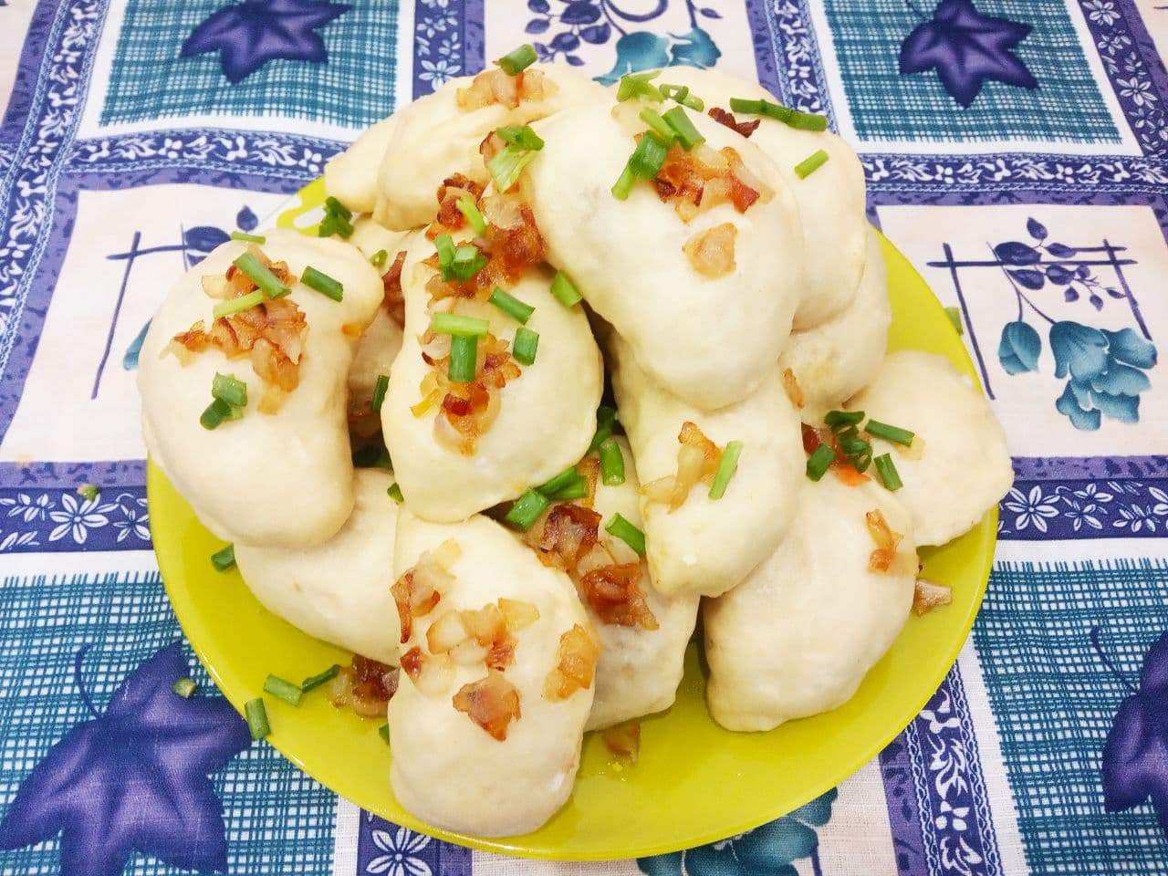 Воздушные вареники с жареной квашеной капустой приготовленные на пару: Когда вода закипит и образуется пар, помещаю решетки с варениками в мантоварку. Накрываю крышкой и варю около