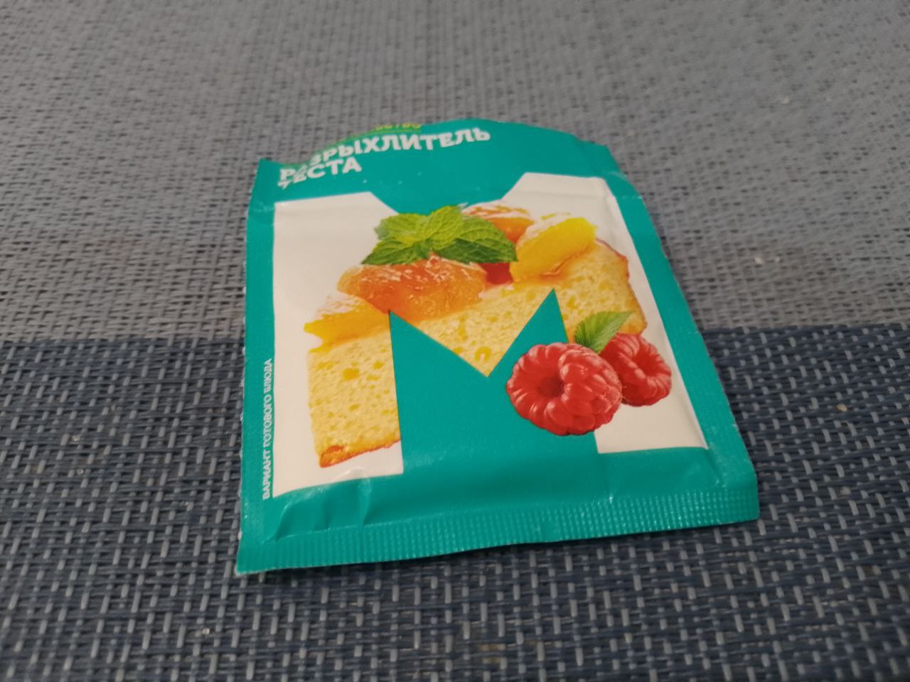 Сырники из творога, рисовой муки и кокосовой стружки: Муку смешиваем с разрыхлителем для теста и просеиваем через сито.