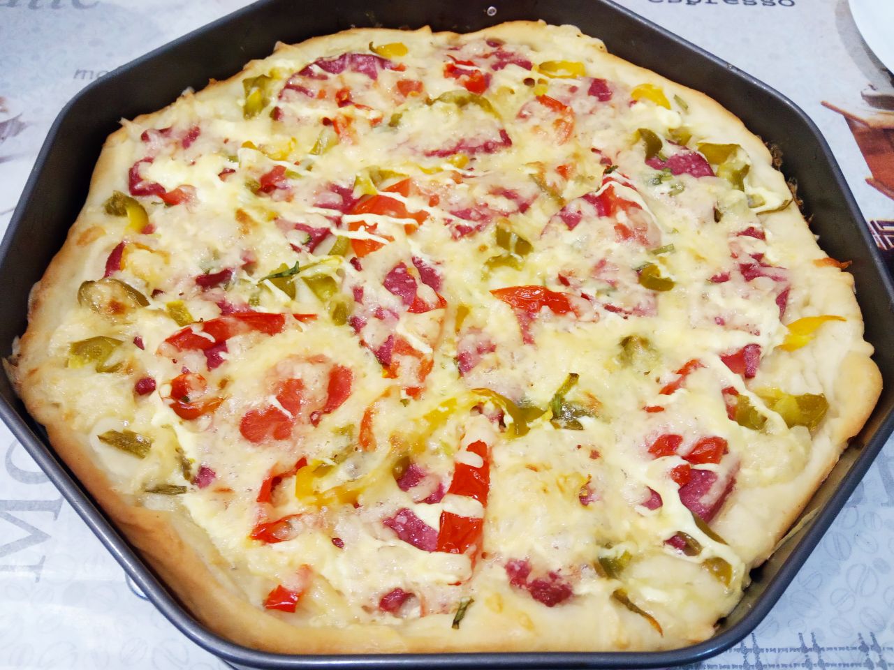 Домашняя пицца с колбасой, помидорами и сладким перцем