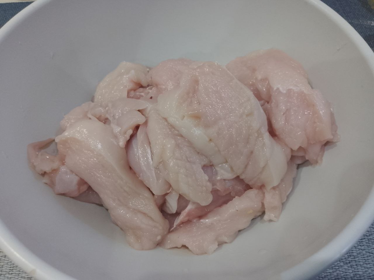 Куриное филе полосками, жареное на сковороде: Полоски слегка отбиваем и складываем в глубокую посуду.