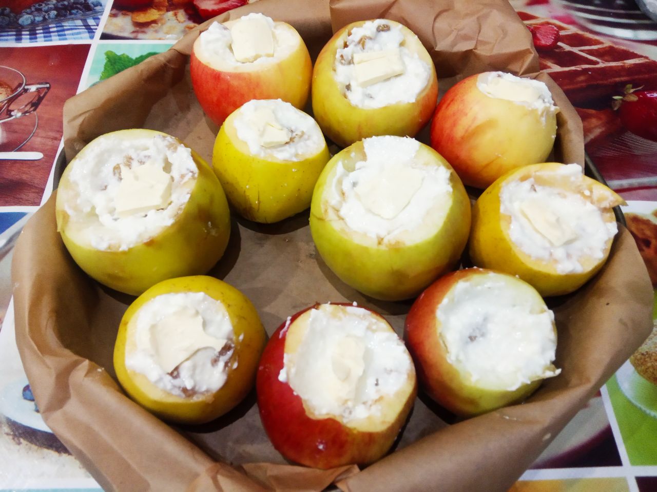 Вкусный десерт из яблок с творогом и изюмом, запеченных в духовке: Сверху на начинку кладем кусочки масла.