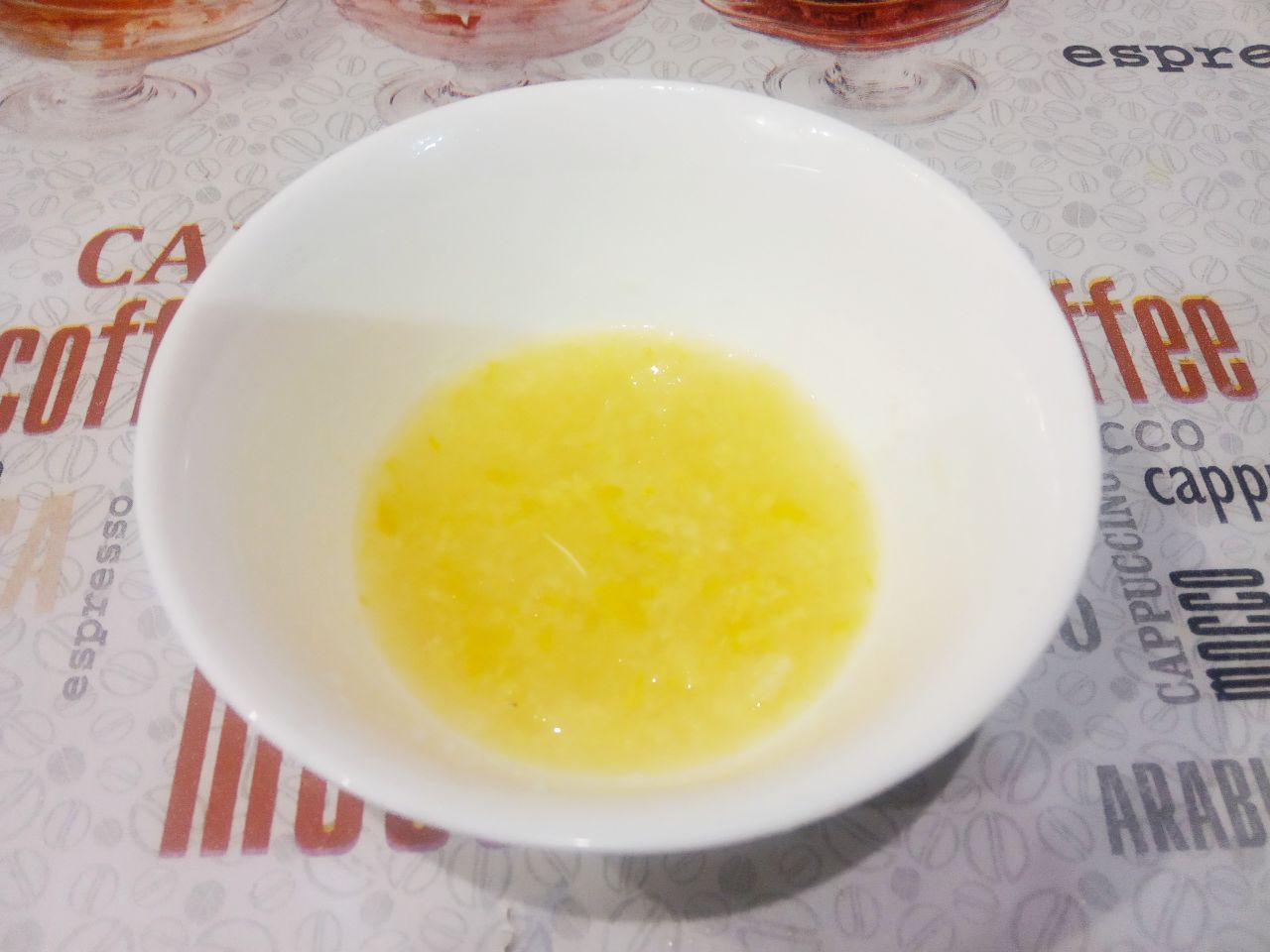 Вкусный десерт из яблочного желе и лимона: Лимон промываем, очищаем и натираем на терке.