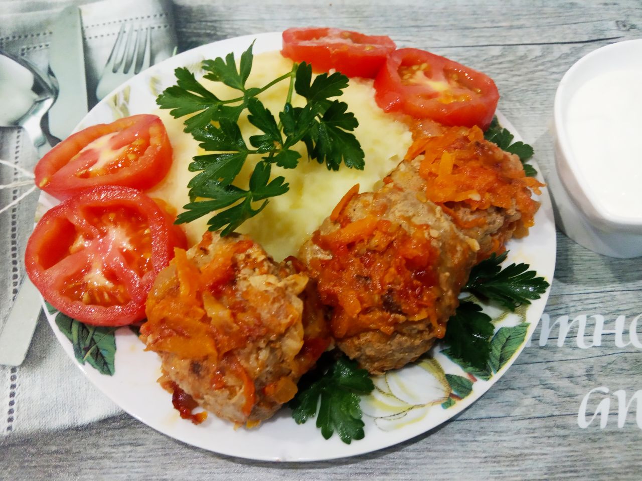 Капустные биточки с фаршем и соусом в духовке