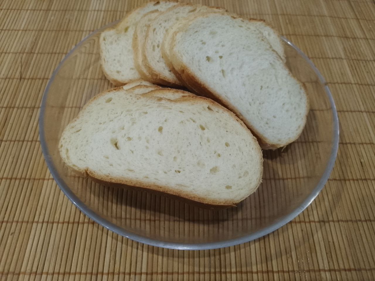 Бутерброды с творожной начинкой и ягодами, в духовке: Батон нарезаем ломтиками или покупаем нарезанный батон.