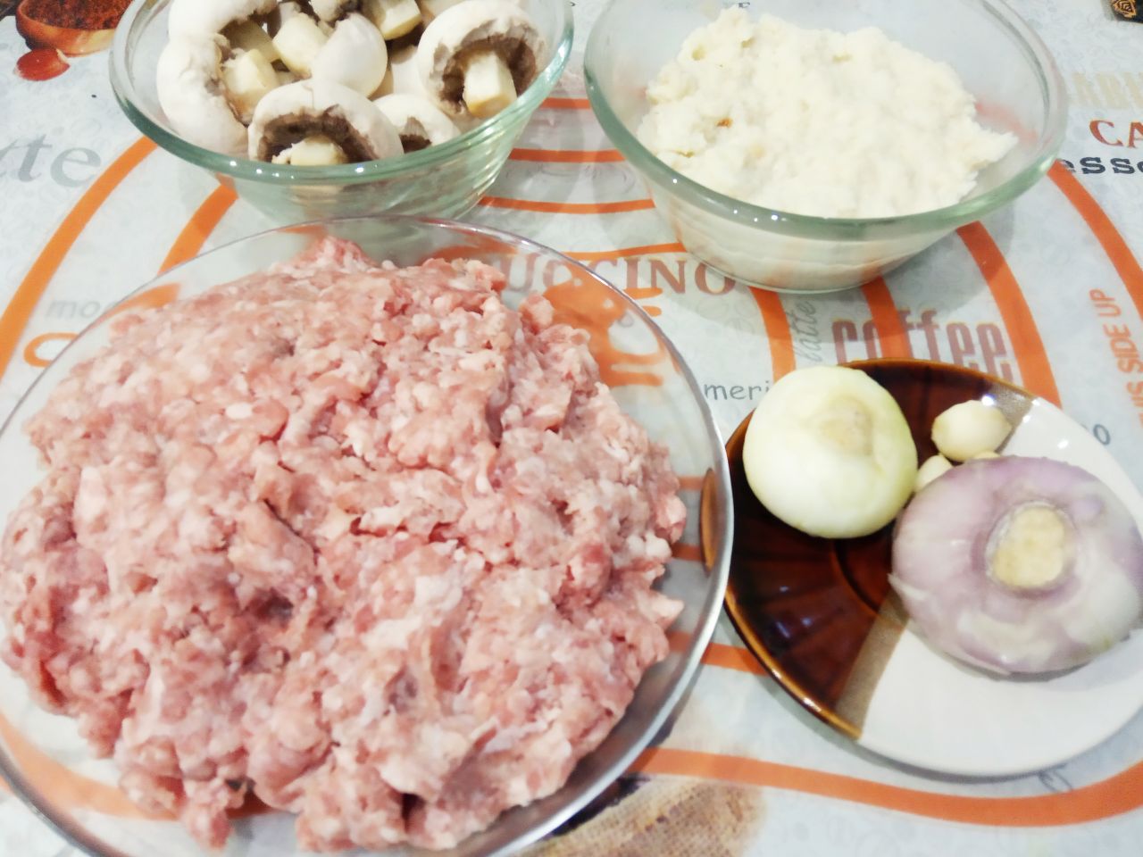 Мясные котлеты или зразы с грибами и сыром, в яичном кляре и сухарях