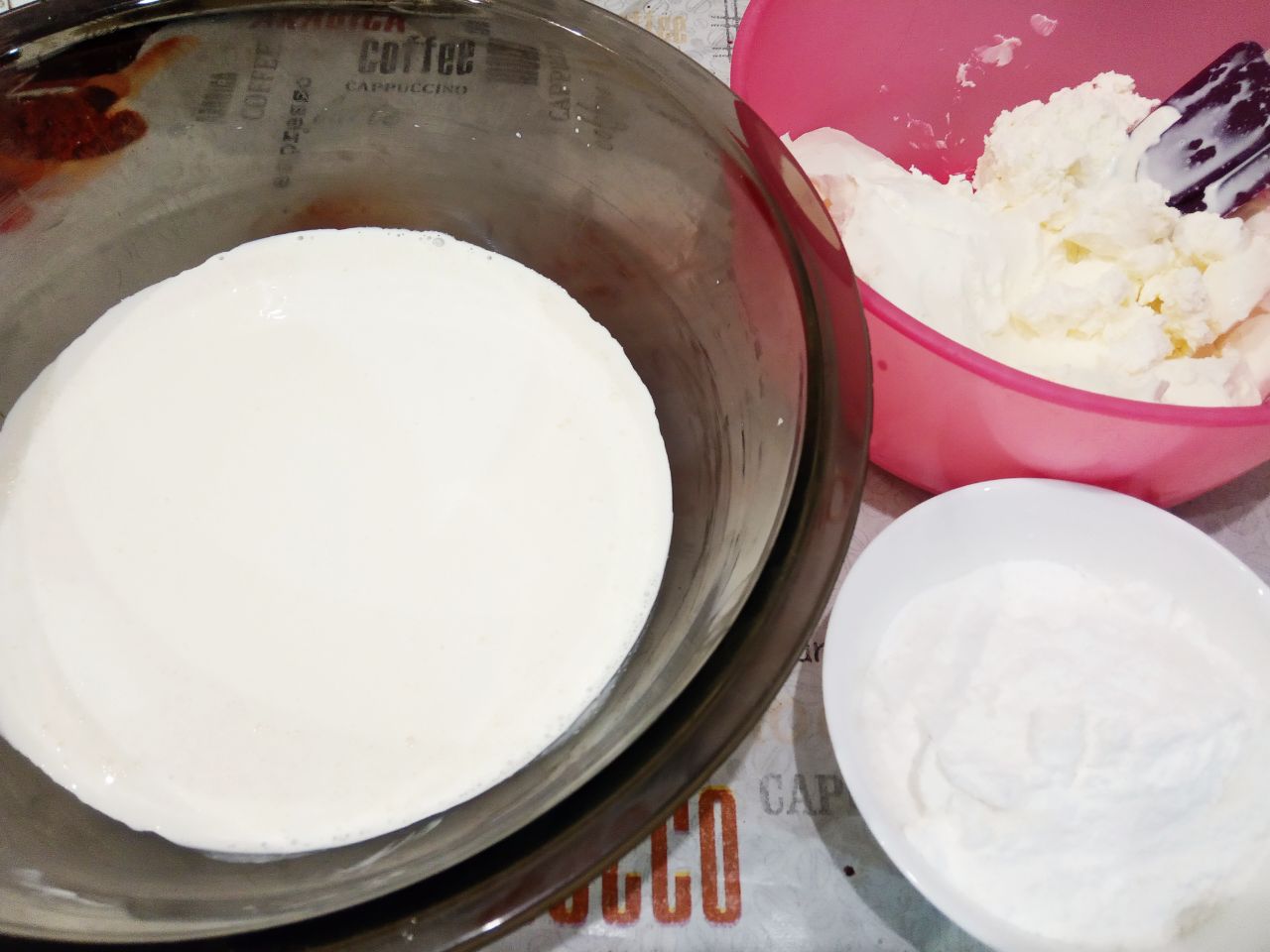 Торт с нежным кремом из сливок и творожного сыра, очень вкусный: Коржи приготовили, займемся приготовлением крема.