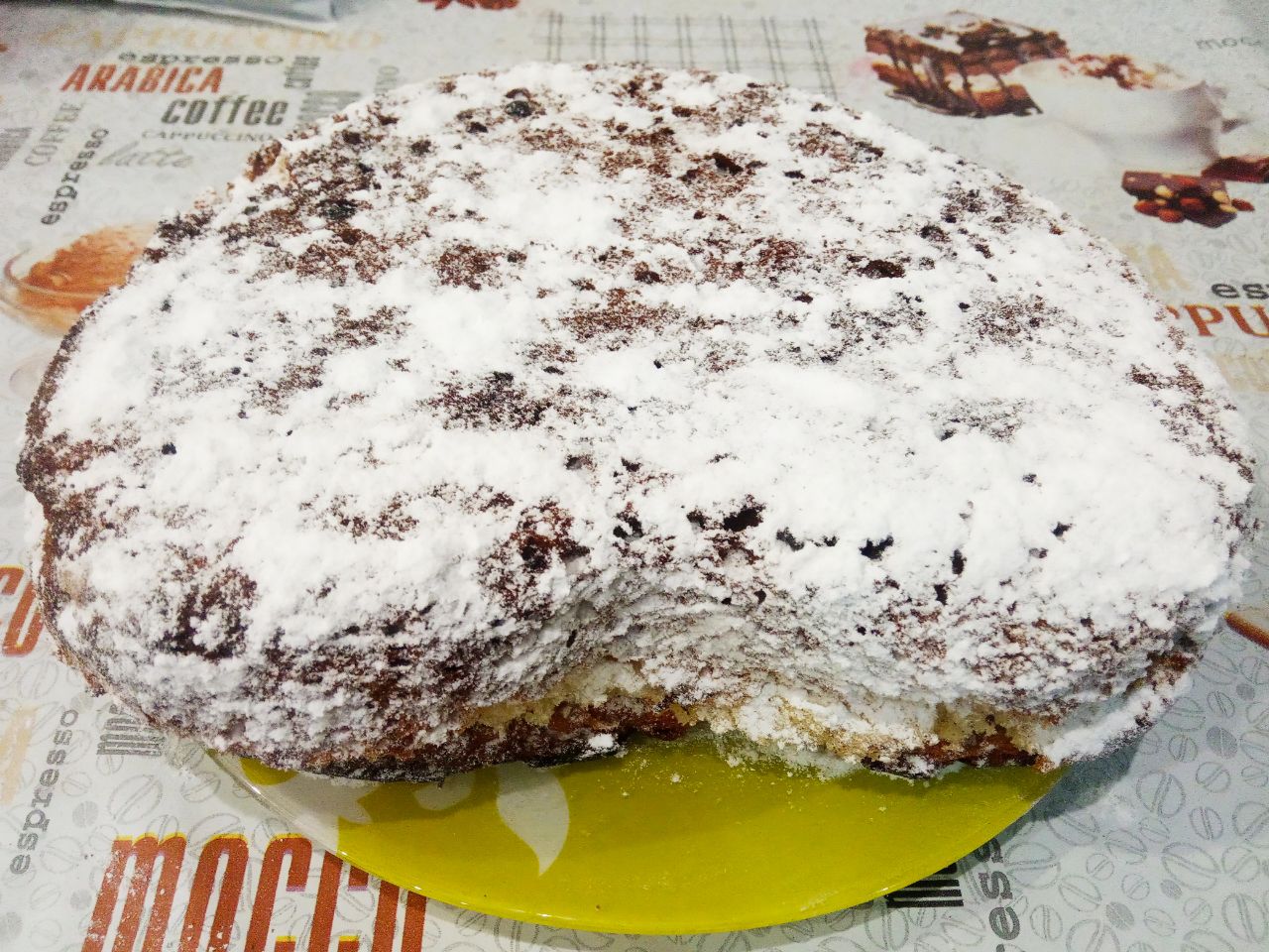 Пирог сдобный из дрожжевого теста с изюмом и мёдом: Испеченный пирог охлаждаем в форме, достаем пирог из формы и посыпаем сахарной пудрой.
