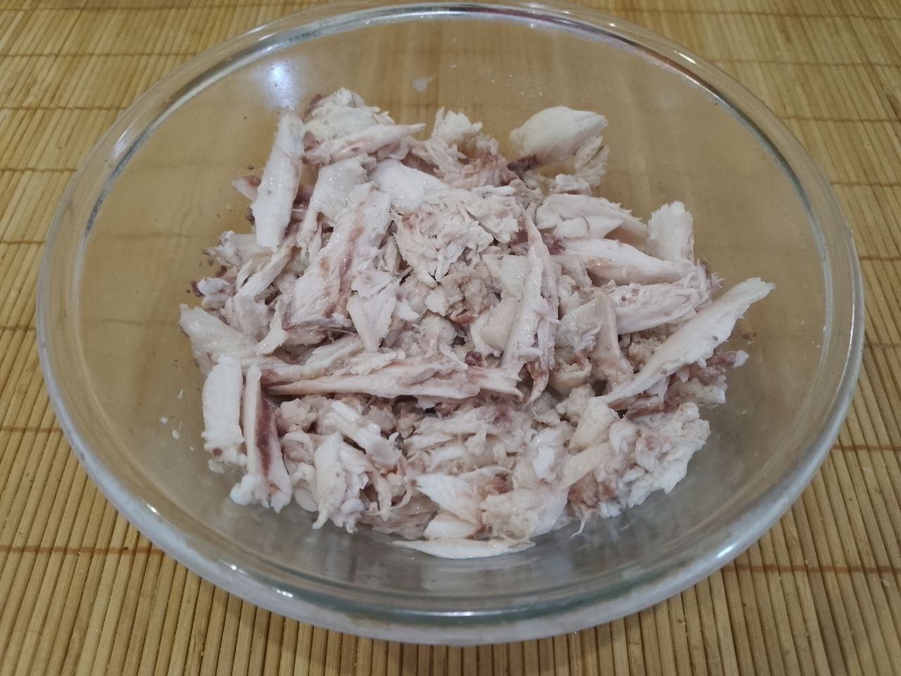 Салат из куриного мяса, свеклы и овощей, полезный и сытный: Куриное мясо отвариваем со специями до готовности. Мясо охлаждаем и разделяем на небольшие кусочки.