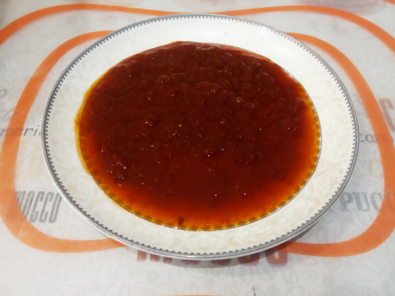 Картофель тушеный со свининой и овощами, сытный и аппетитный: Добавляем томатную пасту и измельченные стрелки чеснока, тушим около минут. Когда нет чесночных срелок, я