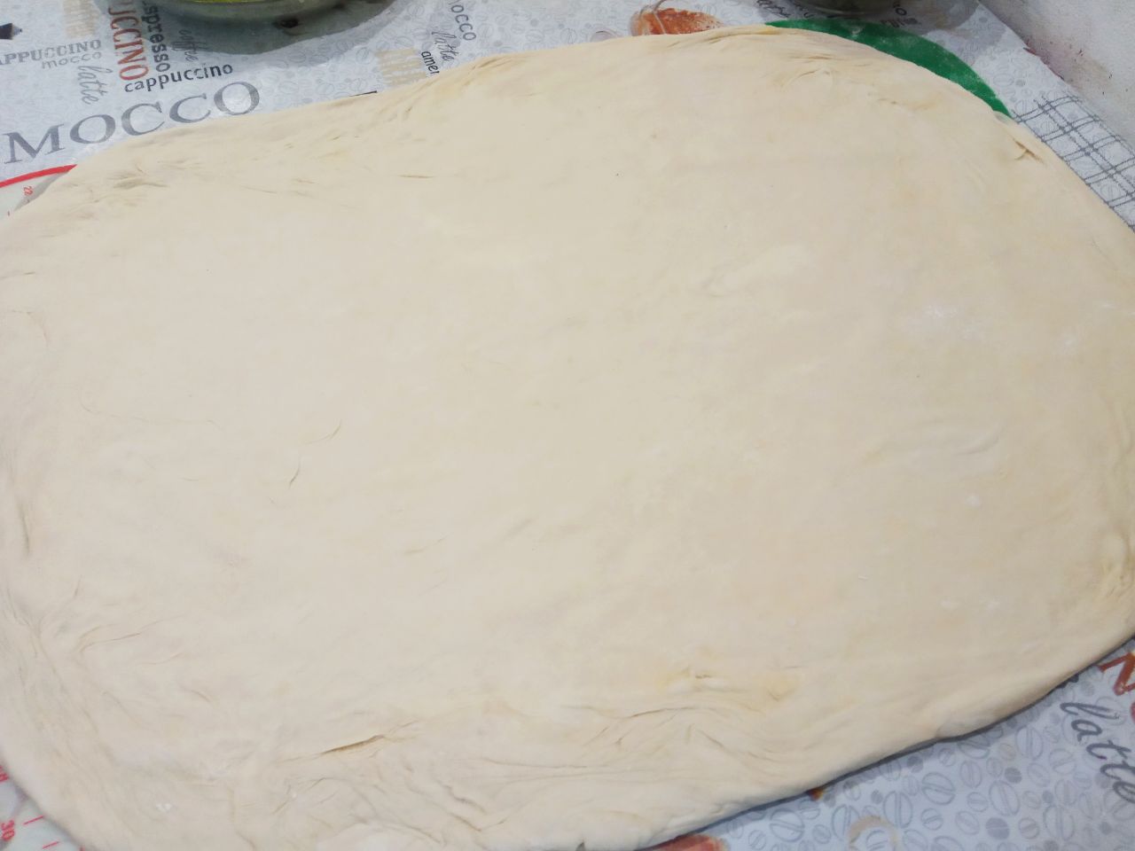 Пирожки из слоёного теста с мясной начинкой: Затем тесто растягиваем руками большим кругом, толщиной около 5 мм.