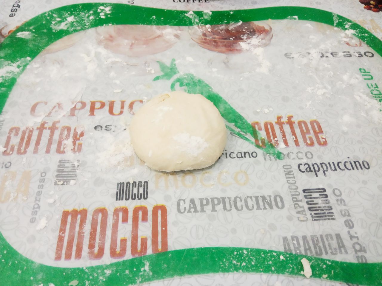 Пирожки из слоёного теста с мясной начинкой: Каждую часть раскатываем кругом размерами сервировочной тарелки.
