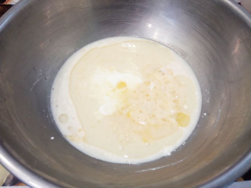 Пирожки с фасолевой начинкой в чесночной заливке, просто и вкусно: Выливаем в разведенные дрожжи растительное масло, сметану и взбитые яйца, перемешиваем.